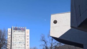 Луна и солнце одновременно на небе. Москва 2025