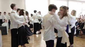 В российских школах начались последние звонки.