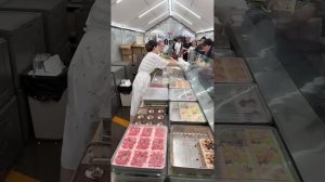 уличная еда в прямом эфире. продажа тирамису