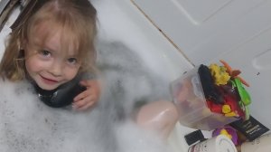 Ева купается