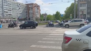 КОРТЕЖ ИЗ МОТОБАЙКОВ ИЛИ МОТОЦИКЛОВ НА СВЕТОФОРЕ . НОВОКУЗНЕЦК