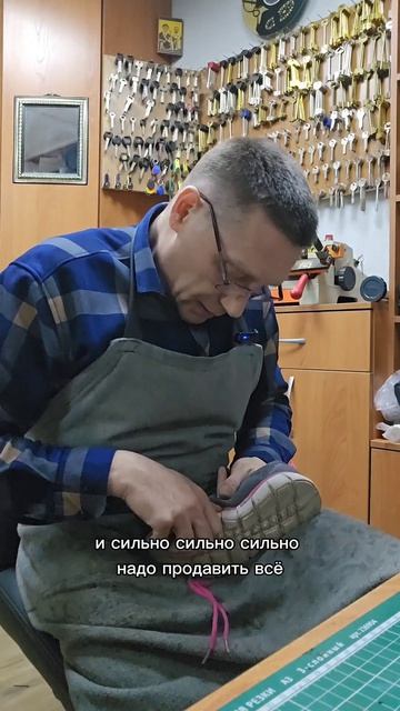 Сегодня покажу на примере, что становится с подошвой после суперклея смотреть онлайн