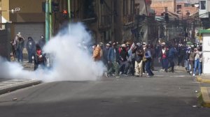 Толпы людей громят улицы и дерутся с полицией. Протесты в Боливии бушуют уже несколько недель