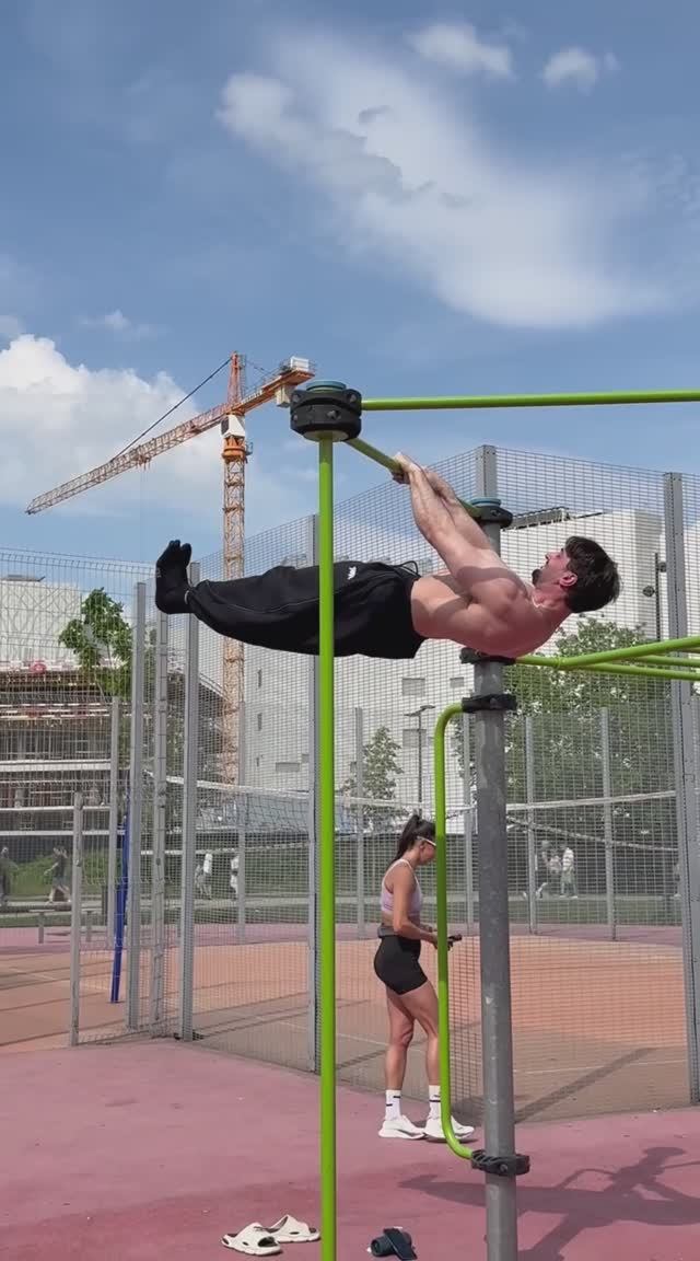 Упражнения на перекладине.