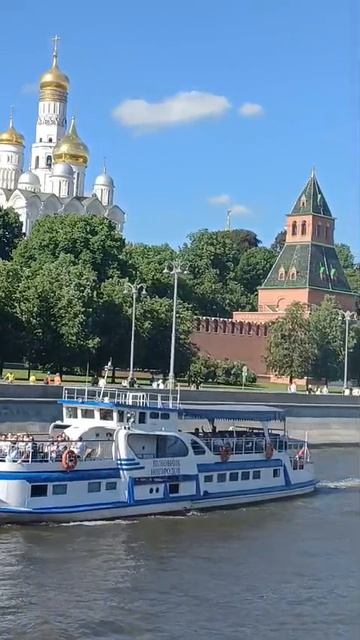 Моя прогулка по Москва-реке. Вид Кремля с борта теплохода прекрасен!