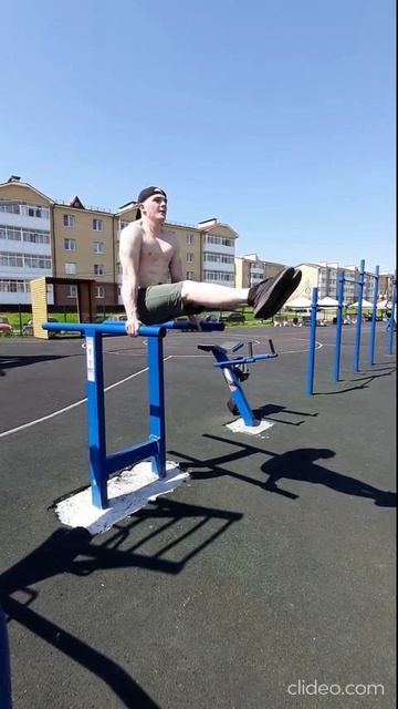 Планка на брусьях (Александр Странник https://vk.com/far_familiar)