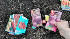 Огородные работы 26 мая посеяли морковь и сделали навозную грядку для огурцов.