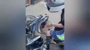 В Подмосковье инспектор ДПС грубо и с оскорблениями задержал подростков на мопеде, которые попыталис