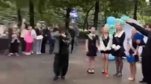 Нижегородские выпускники через соцсети позвали Сергея Лазарева на последний звонок и он приехал.