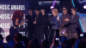 BTS вручают премию победительнице в номинации Best Female R&B Artist