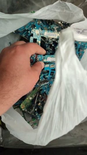 приняли на утилизацию 3 кг плат от телефонов