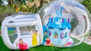 Five Kids строят надувной игровой домик для детей
