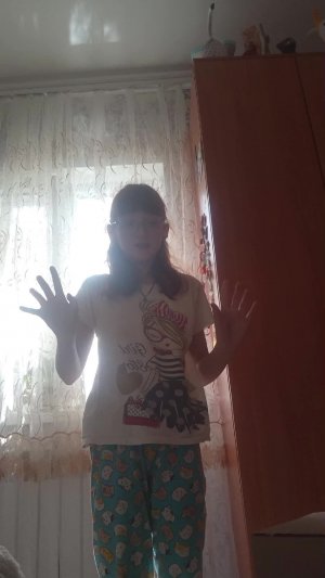 р