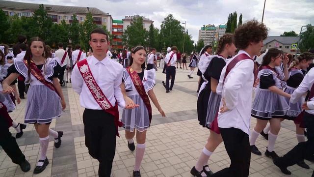 Последний звонок на площади смотреть онлайн