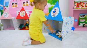 Алиса помогает подруге найти пропавшую конфету