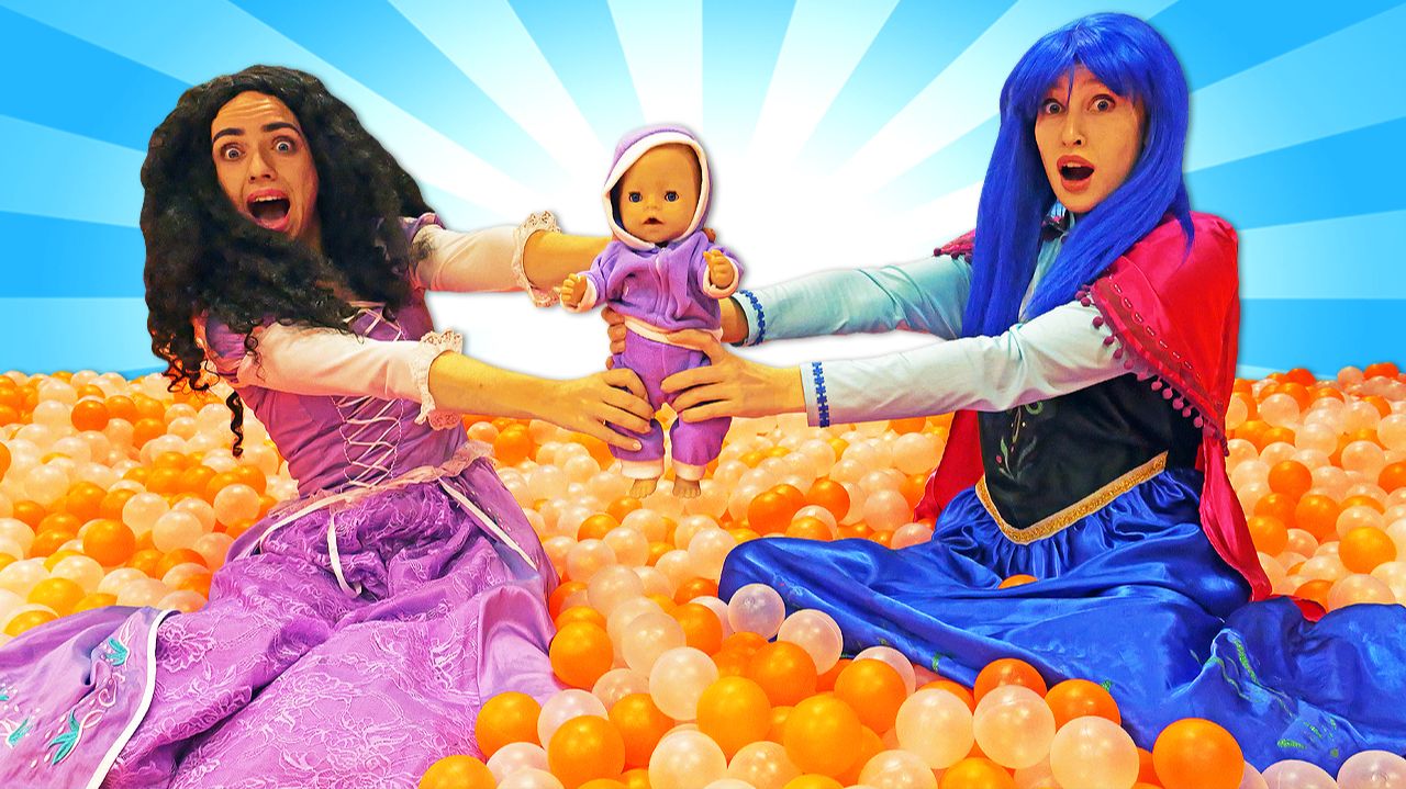 Вредные принцессы потеряли БЭБИ Бон Эмили в парке развлечений!👶🍼💫  Детские видео