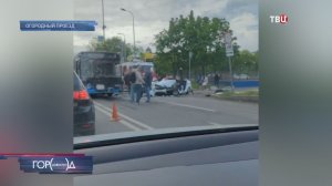 На севере Москвы столкнулись фура, автобус и легковушка