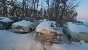 Универсал Плимут 1960 года выпуска  заглохшим двигателем Заброшен 1968 года Будет ли он работать?!?