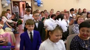 В Омсукчане прозвенел «последний звонок» для одиннадцатиклассников