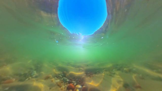 Море в Янтарном всё ещё мокрое   калининград 