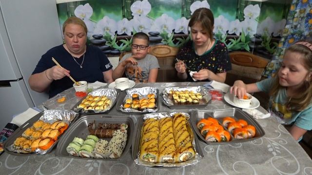мукбанг роллы в честь окончания учебного года смотреть онлайн
