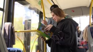 Книга каждому пассажиру. «Читающий троллейбус» вновь прокатил братчан по миру литературы