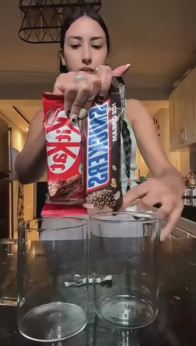 Латте со льдом и батончиками Snickers & KitKat 🍦☕️ кофе далгона, вкусное мороженое