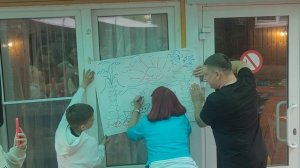 Тамада на выпускном у Андрея рисует двумя руками одновременно.