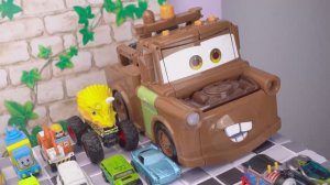 Ух ты! Разноцветные машинки «Тачки» едут по радужной горе!