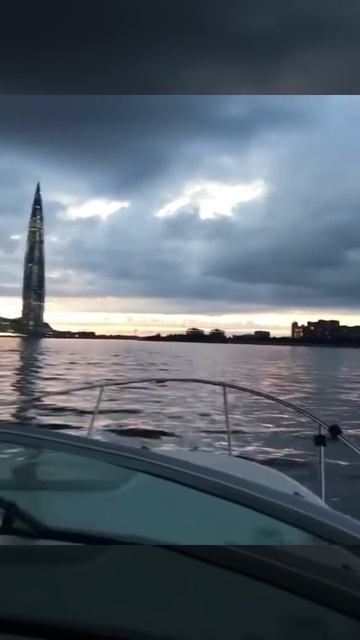 Прогулки на катере - вид на Лахта центр