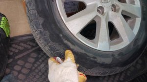 Умудрился - порезал покрышку на Ларгусе