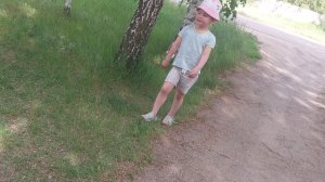 Мия и Ева гуляют. На улице жара
