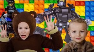 Маленькая Вера - Медведь и Дядя Федор играют в конструктор Plasy
