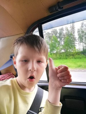 Сидим с котом под кроватью