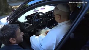 🚙 Папа римский Лев XIV одним из первых сел за руль нового электрокара Ferrari. Автомобиль был предс