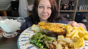 Мукбанг Стейк лосося, цветная капуста, фри и соус тар-тар.