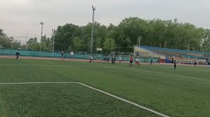 судья дал жёлтую карточку игроку в синей форме