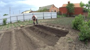 ЖИВЕМ В ДЕРЕВНЕ! ОТПРАВИЛ ПОСЫЛКУ И В ОГОРОД!!! ГОТОВИМ ГРЯДКИ ПОД РАССАДУ! ДОЖДИК НЕ ДАЕТ ПОСАДИТЬ!