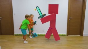 Крис и Майк играют в Майнкрафт в реальной жизни!