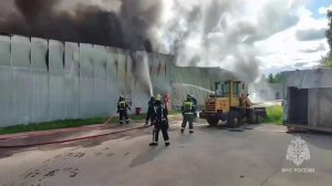Появились кадры пожара на мебельном складе в Долгопрудном.