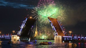 Цветы, огни Ростральных колонн и новый мост: Петербург отмечает 323-летие