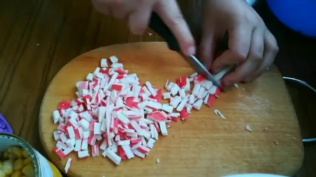 Предлагаю Вам салат с крабовыми палочками и яблоком Очень вкусный. Обзор приготовления смотреть онлайн