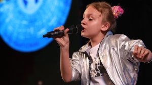 «Девочка с планеты Земля» (муз. и сл. А. Петряшевой)