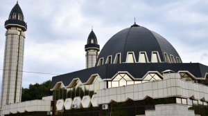 Тысячи мусульман собрались в Соборной мечети Нальчика на праздничный намаз