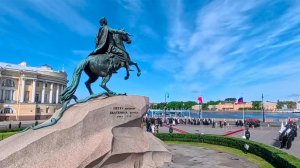 В Санкт-Петербурге в честь 323-летия города возложили цветы к памятнику Петру I.