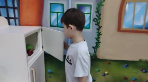 Саша и Маша играют на кухне.