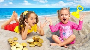 Алиса играет на пляже - Забавные истории для детей