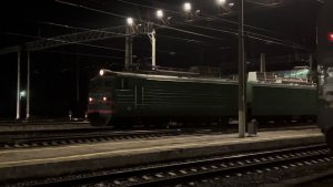 «Уже не зелёный!» Электровоз ВЛ10У-980 с грузовым поездом на ст.Бабаево, апрель 2022 года