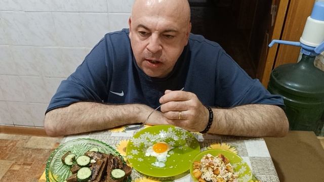 Мукбанг. Яичница глазунья, бутерброды со шпротами, салат и морс. Месть ветерана.