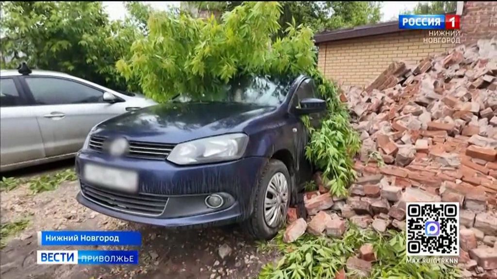 Кирпичная стена рухнула на припаркованный автомобиль в Нижнем Новгороде